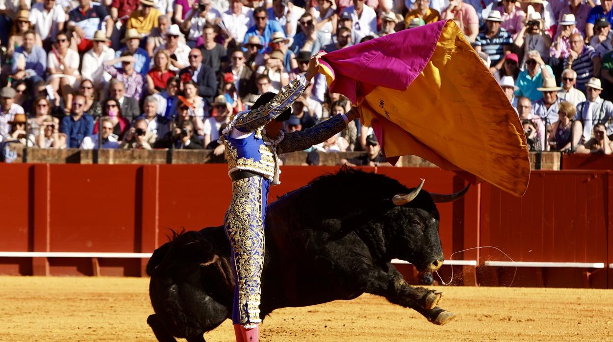 El diestro López Simón, con el capote en su primer toro de la tarde