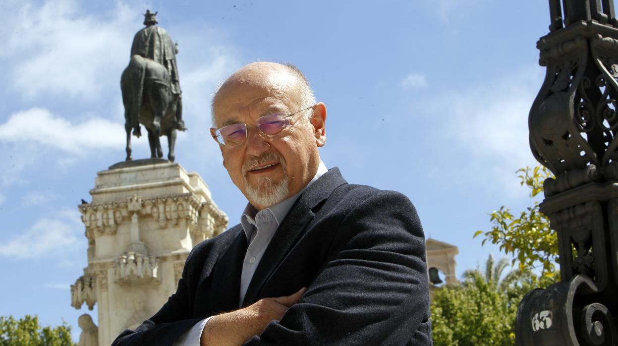 Juan Eslava Galán en una imagen reciente tomada en Sevilla