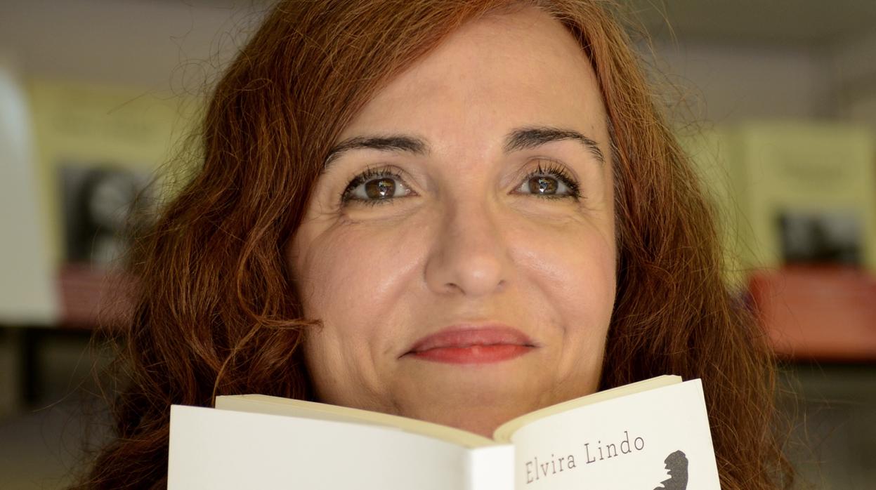 La escritora Elvira Lindo