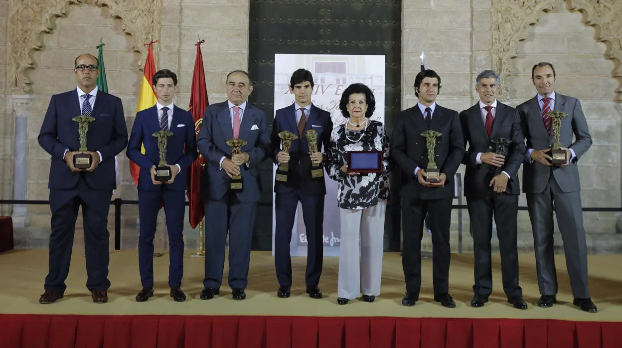 Foto de familia de los premios entregados este martes