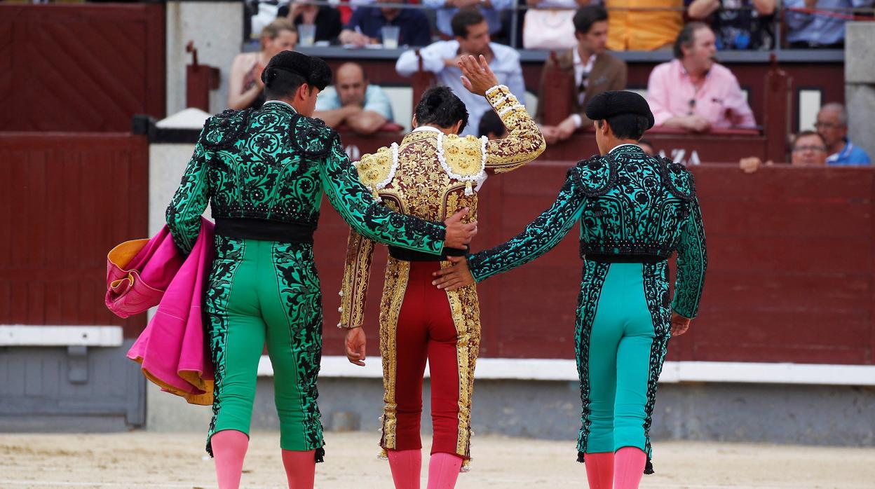 Pablo Aguado (c) tras ser volteado en la tradicional Corrida de la Prensa, último festejo de la Feria de San Isidro