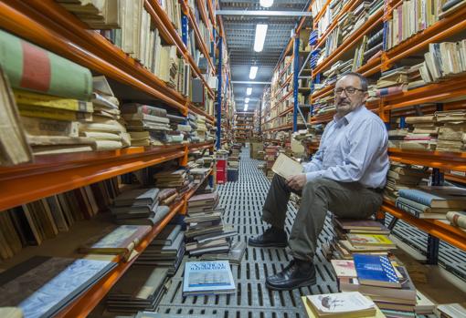 Abelardo Linares en las instalaciones de su editorial