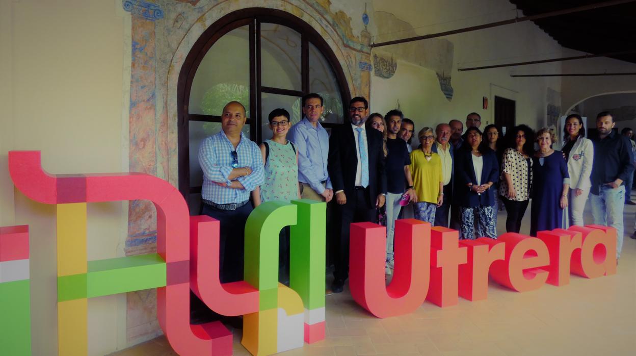 El alcalde de Utrera y el director de «Enclave Femenino» junto a colaboradores y artistas del evento