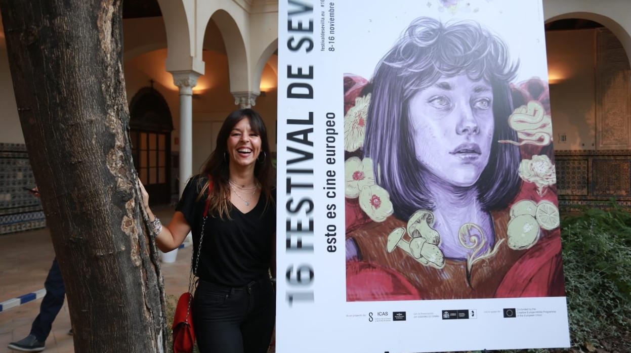 Ana Langeheldt junto al cartel presentado este miércoles