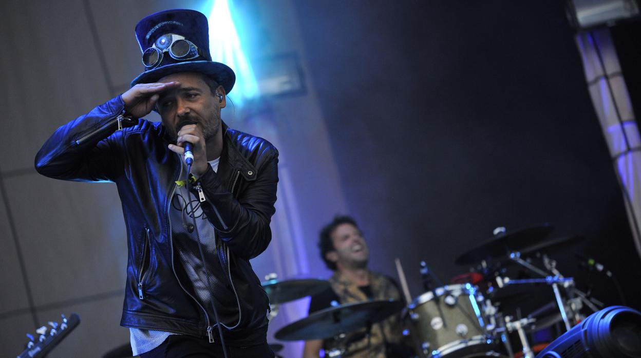 Santi Balmes de Love of Lesbian en plena actuación