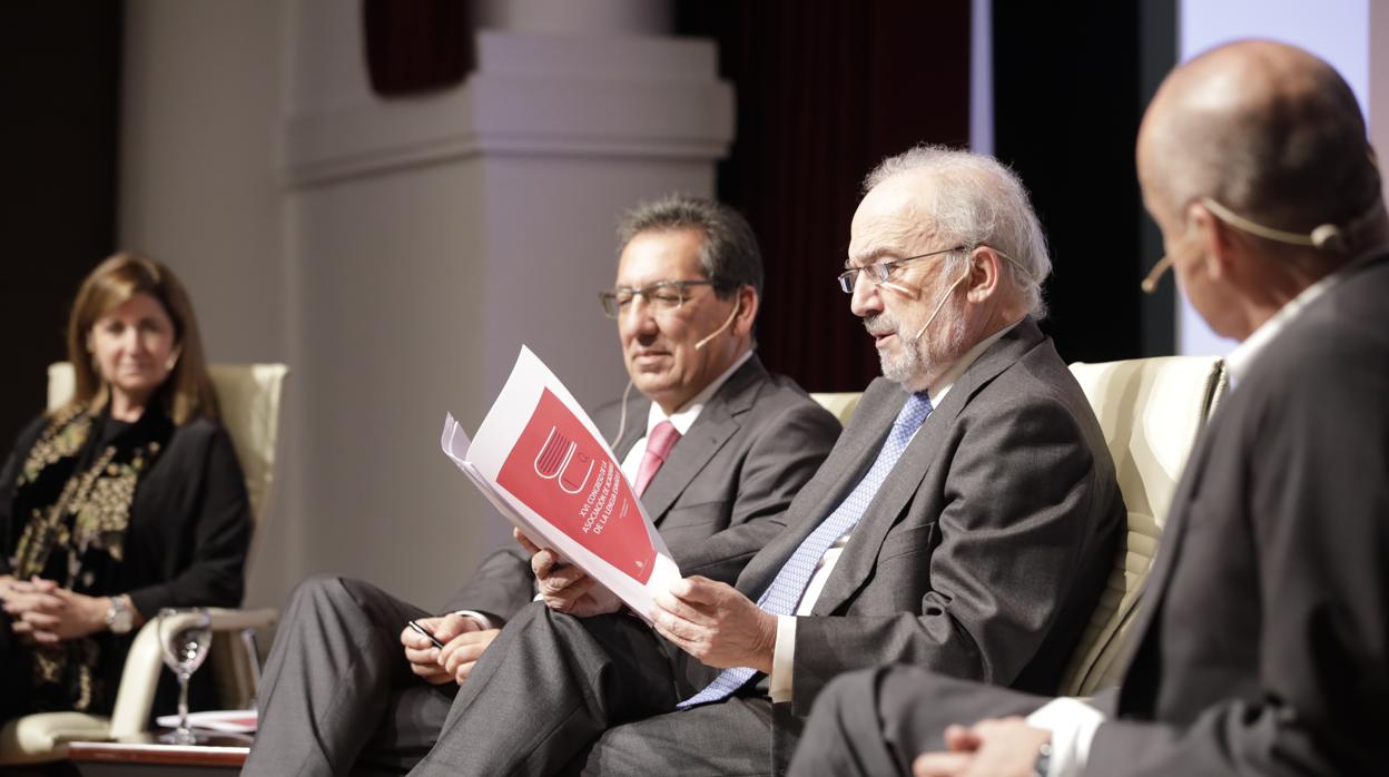 Santiago Muñoz Machado (centro), Antonio Pulido y Antonio Muñoz durante la presentación del XVI Congreso de la Asale