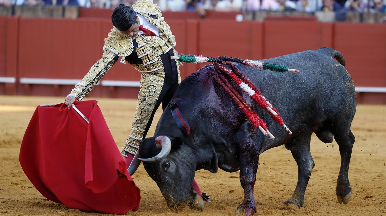 Emilio de Justo, durante un derechazo a un victorino en la pasada Feria de Abril