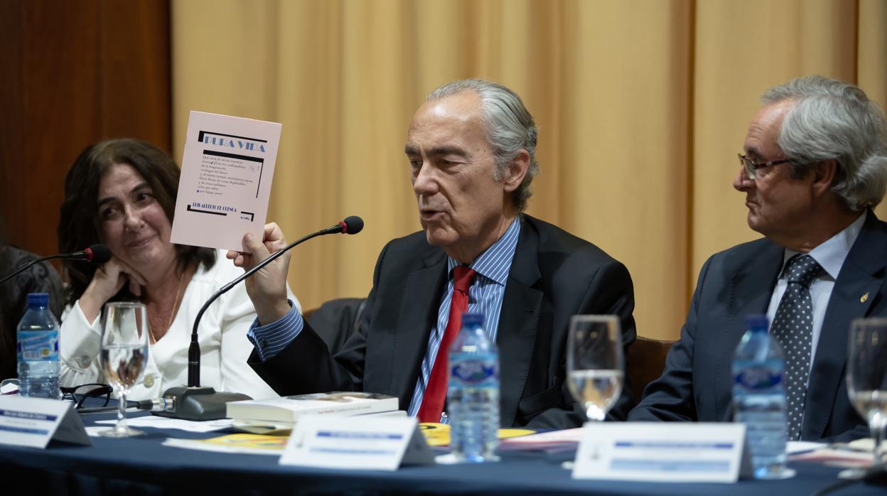 Luis Alberto de Cuenca muestra la edición de su pregón pronunciado ayer en el Círculo Mercantil