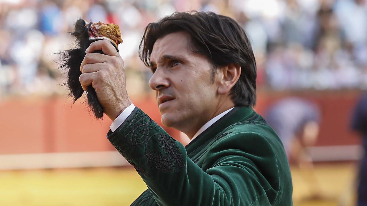 El rejoneador Diego Ventura, paseando la oreja del pasado festival del 12 de octubre