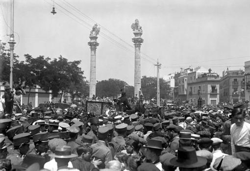 Paso del féretro de Joselito El Gallo por la Alameda de Hércules