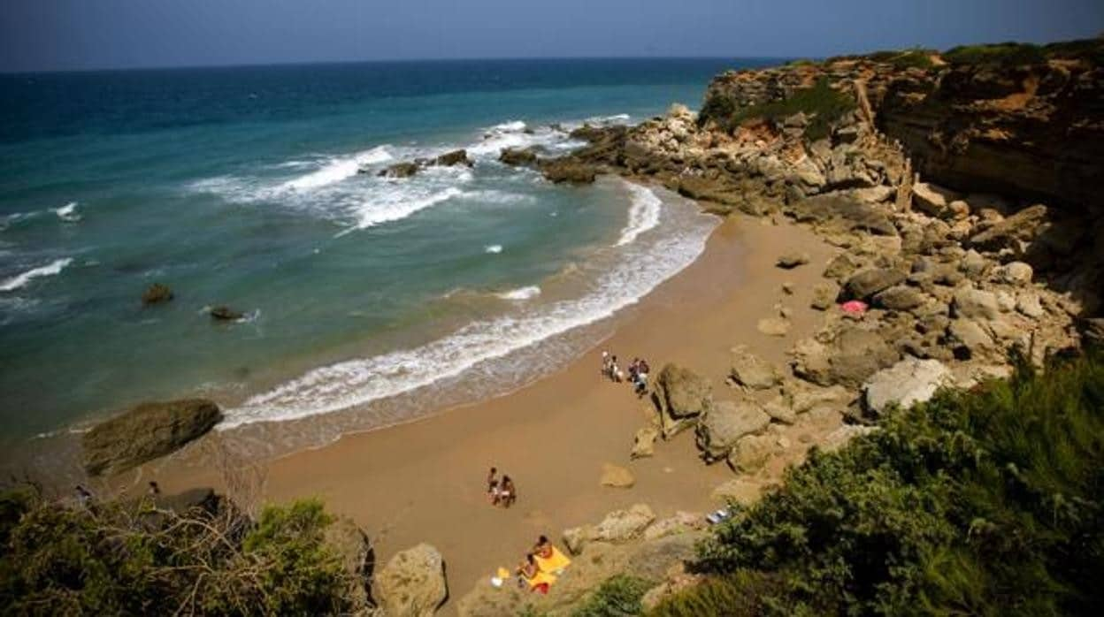 Playa de Roche: acantilados y calas escondidas