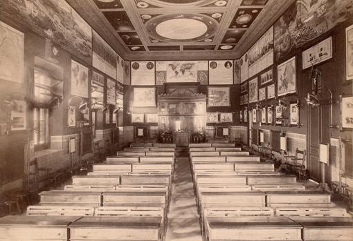 Imagen de un aula de los Altos Colegios Macarena, con sus frisos pedagógicos