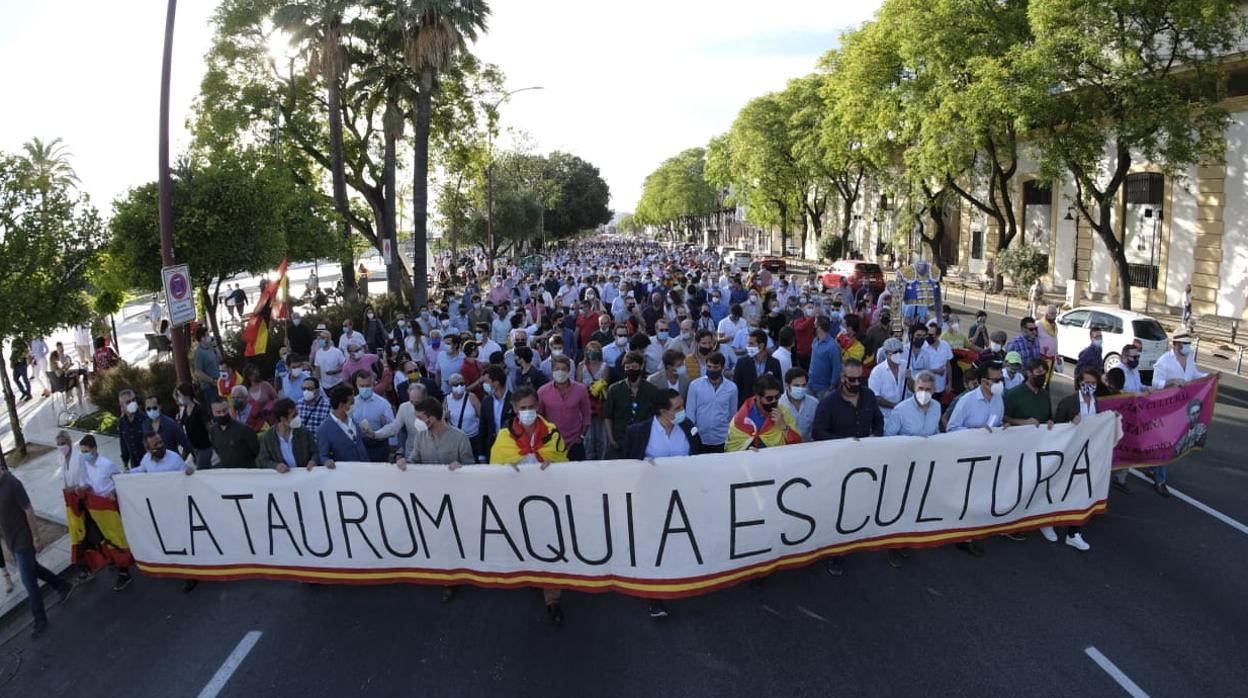 El «paseo taurino» rebosó torería por el Paseo de Colón de Sevilla