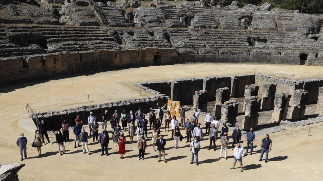 La consejera en el anfiteatro de Itálica junto a las compañías participantes en el festival