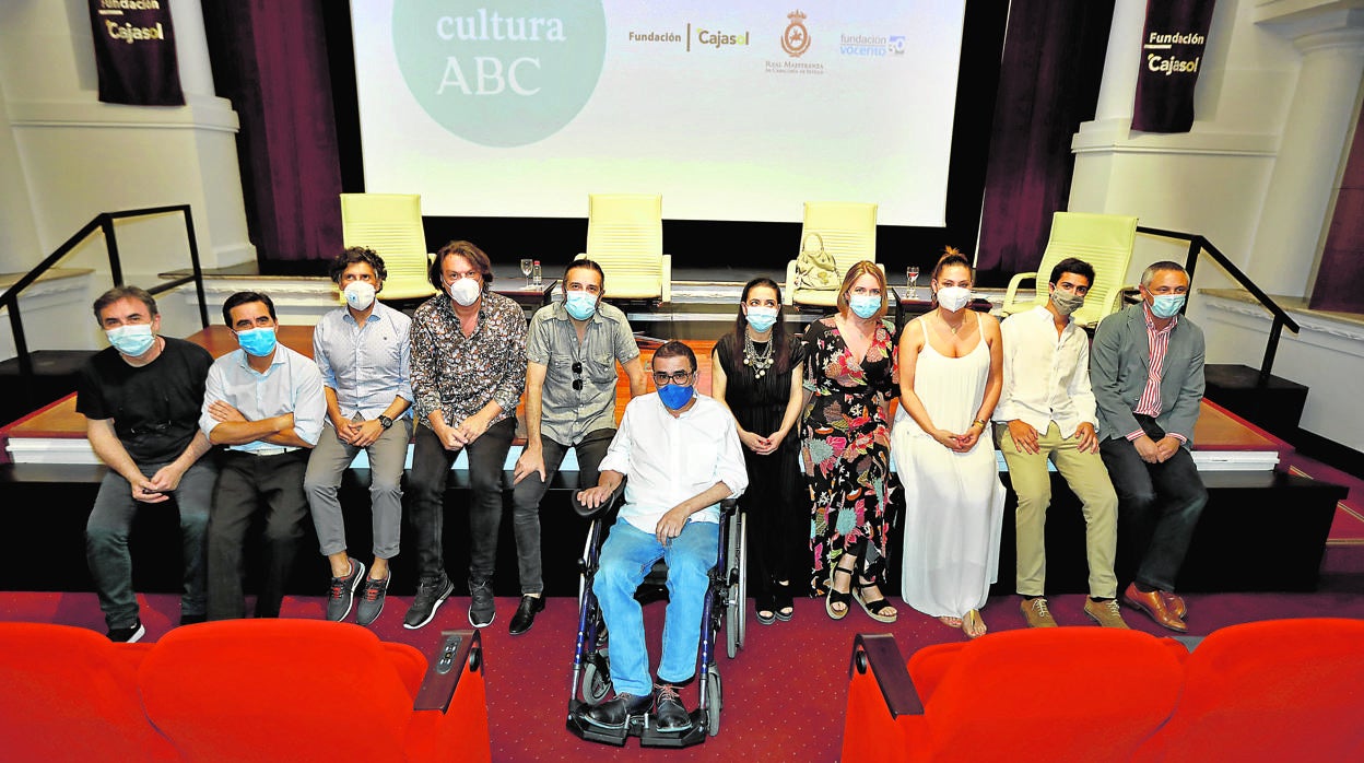 Francisco Robles rodeado de los periodistas y artistas participantes y que asistieron a la sesión