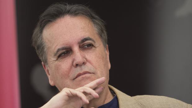 Juan Cobos Wilkins: «El lugar del escritor es la tierra de nadie, la de la libertad»