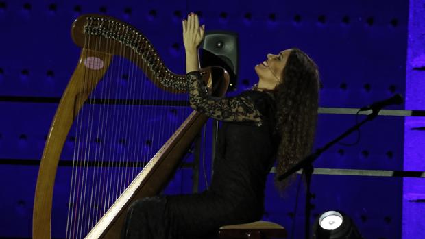 Ana Crismán y lo del arpa flamenca en la Bienal