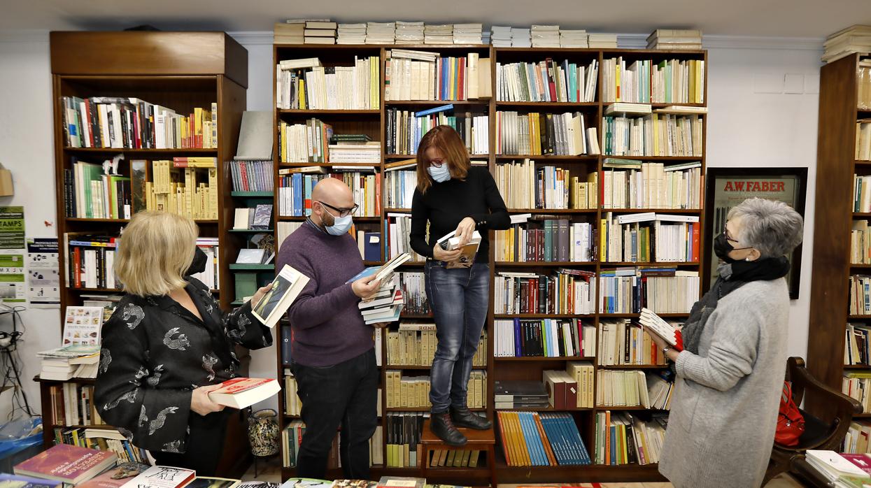 Miembros de la junta directiva del gremio en Padilla Libros: Carmen Carneado, Manuel Padilla, Sandra Poblet y Esperanza Alcaide