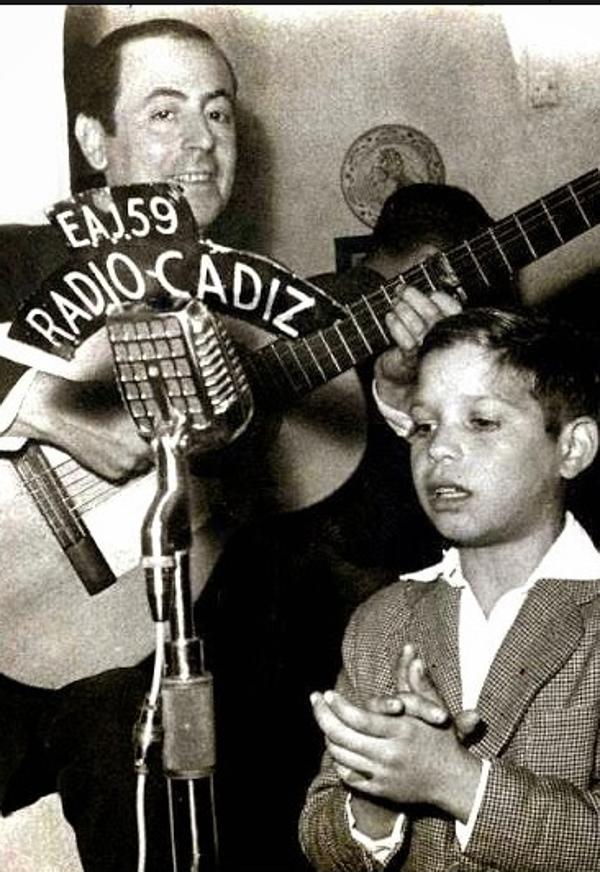 Camarón cantaba desde antes de aprender a hablar. Aquí aparece en Radio Cádiz acompañado a la guitarra por Miguel Borrull