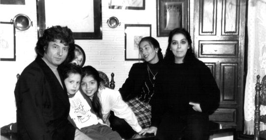 Enrique con sus hijos Estrella, Soleá y Kiki junto a su esposa, Aurora Carbonell