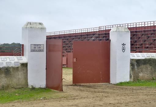 Entrada de la plaza de tientas que habilitaron en uno de sus corrales con gradas supletorias