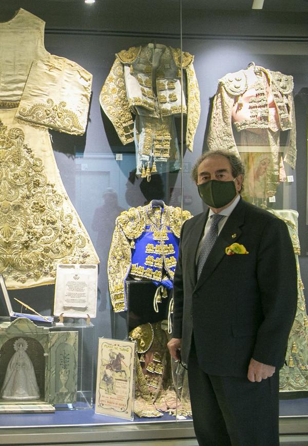 El hermano mayor de La Macarena, José Antonio Fernández Cabrero, junto a la vitrina taurina que expone el museo
