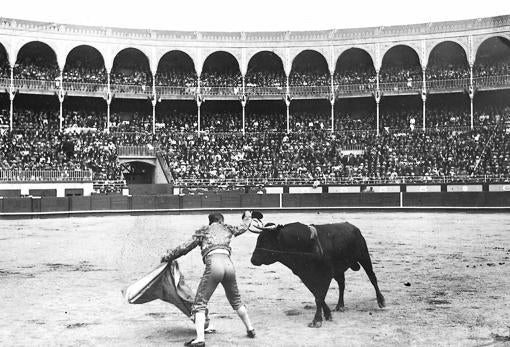 Adorno tras un remate con el capote en San Sebastián