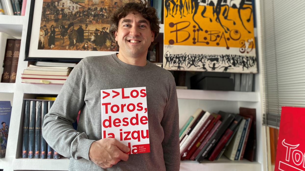 El dirigente socialista vasco Eneko Andueza posa con su libro «Los toros, desde la izquierda»