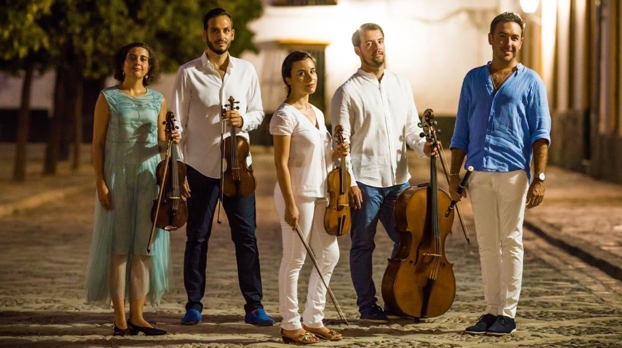 Rafael Ruibérriz, en el extremo derecho, junto a los componentes del Cuarteto Goya en el Patio de Banderas