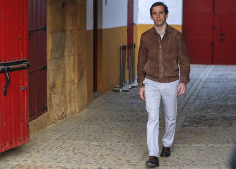 Juan Ortega, enfilando el patio de cuadrillas de la Plaza de Toros de Sevilla