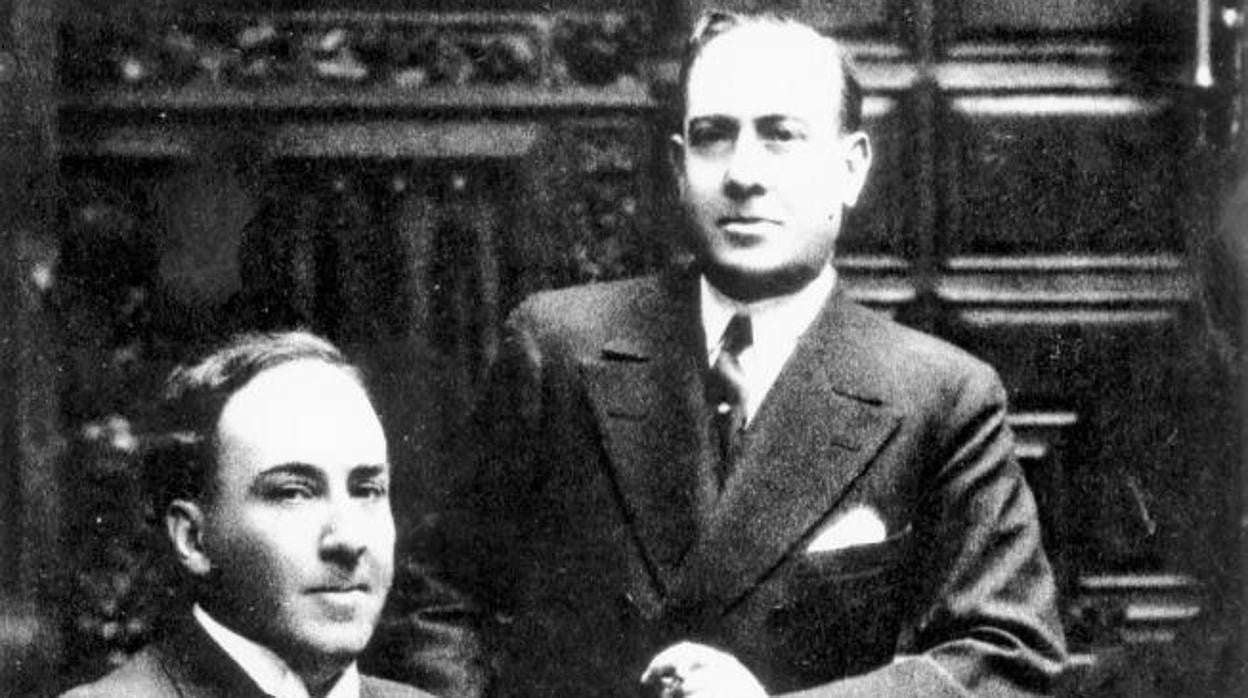 Antonio Machado (a la izquierda), junto a su hermano Manuel