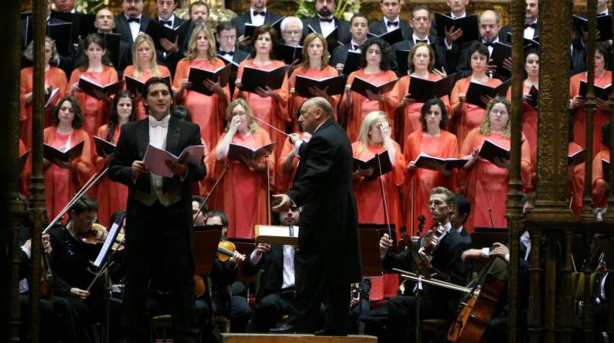 Luis Izquierdo dirigiendo su último ‘Miserere’ en Sevilla en una fecha que ya será histórica: el 31 de marzo de 2007