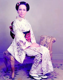 Cristina Hoyos vestida de geisha en Japón en una imagen de los años 70