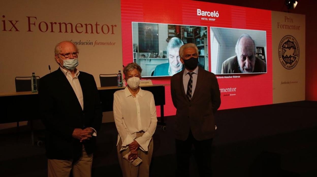 En primer plano, Francisco Ferrer Lerín, Anna Caballé y Basilio Baltasar. Al fondo, Gerald Martin y Juan Antonio Masoliver Ródenas, que intervinieron vía online