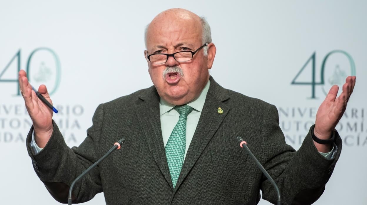 El consejero de Salud y Familias de la Junta de Andalucía, Jesús Aguirre