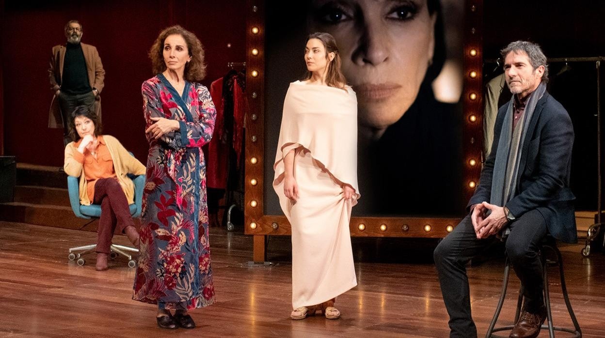 Reparto al completo de 'Eva contra Eva', que protagoniza Ana Belén