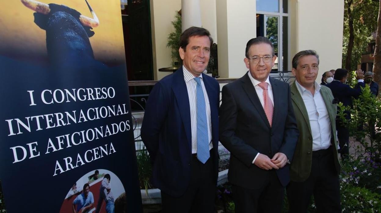 Eduardo Dávila Miura, el alcalde de Aracena y el empresario y ganadero Luis Garzón