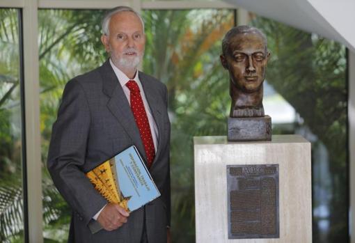 Aníbal González Serrano junto al busto de Torcuato Luca de Tena, primo hermano del arquitecto Aníbal González