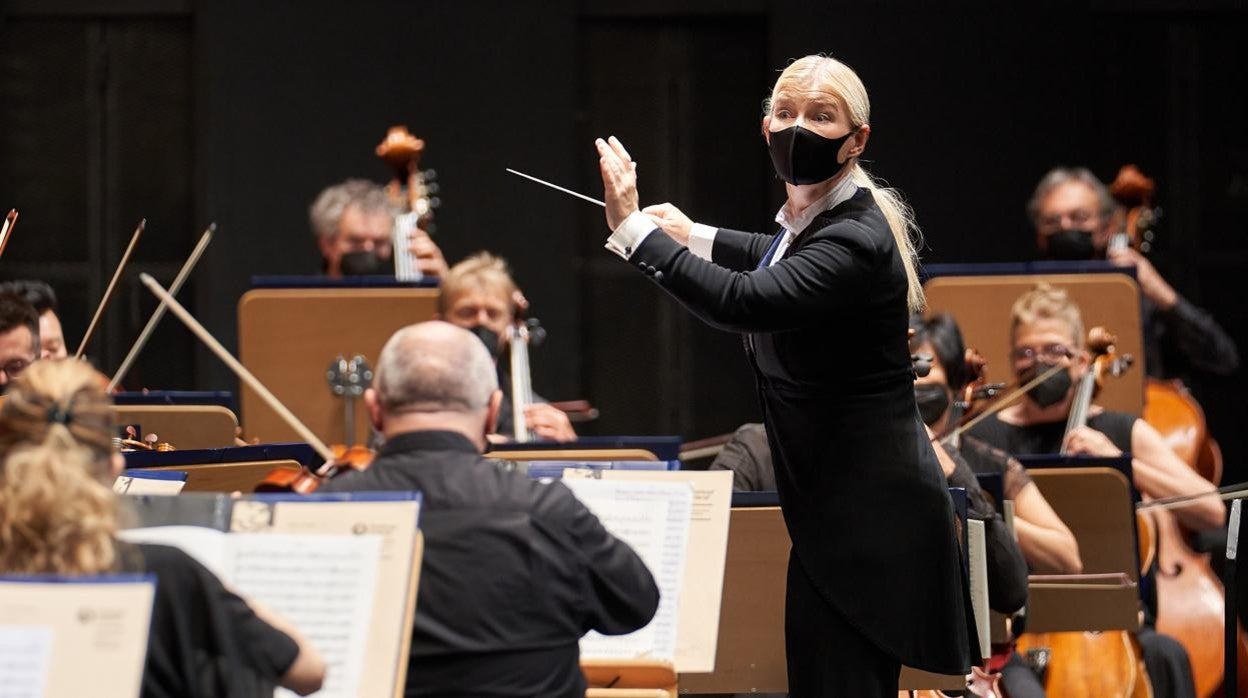 Anu Tali dirigiendo a la Sinfónica de Sevilla en el 6º programa de abono
