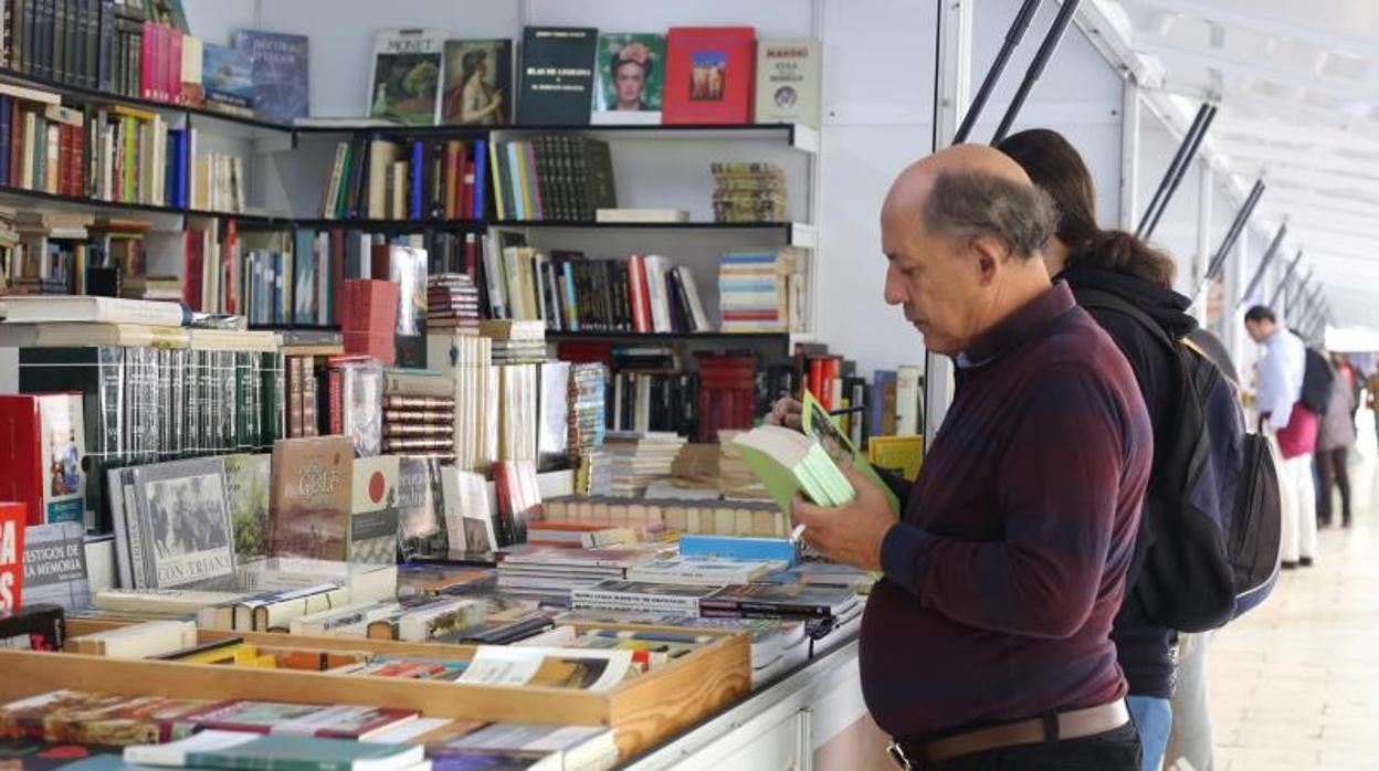 La Feria del Libro Antiguo y de Ocasión de Sevilla volverá a la Plaza Nueva el 12 de noviembre
