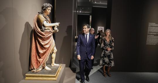 Juanma Moreno y Patricia del Pozo en la inauguración en noviembre de 2019 de la muestra sobre Martínez Montañés