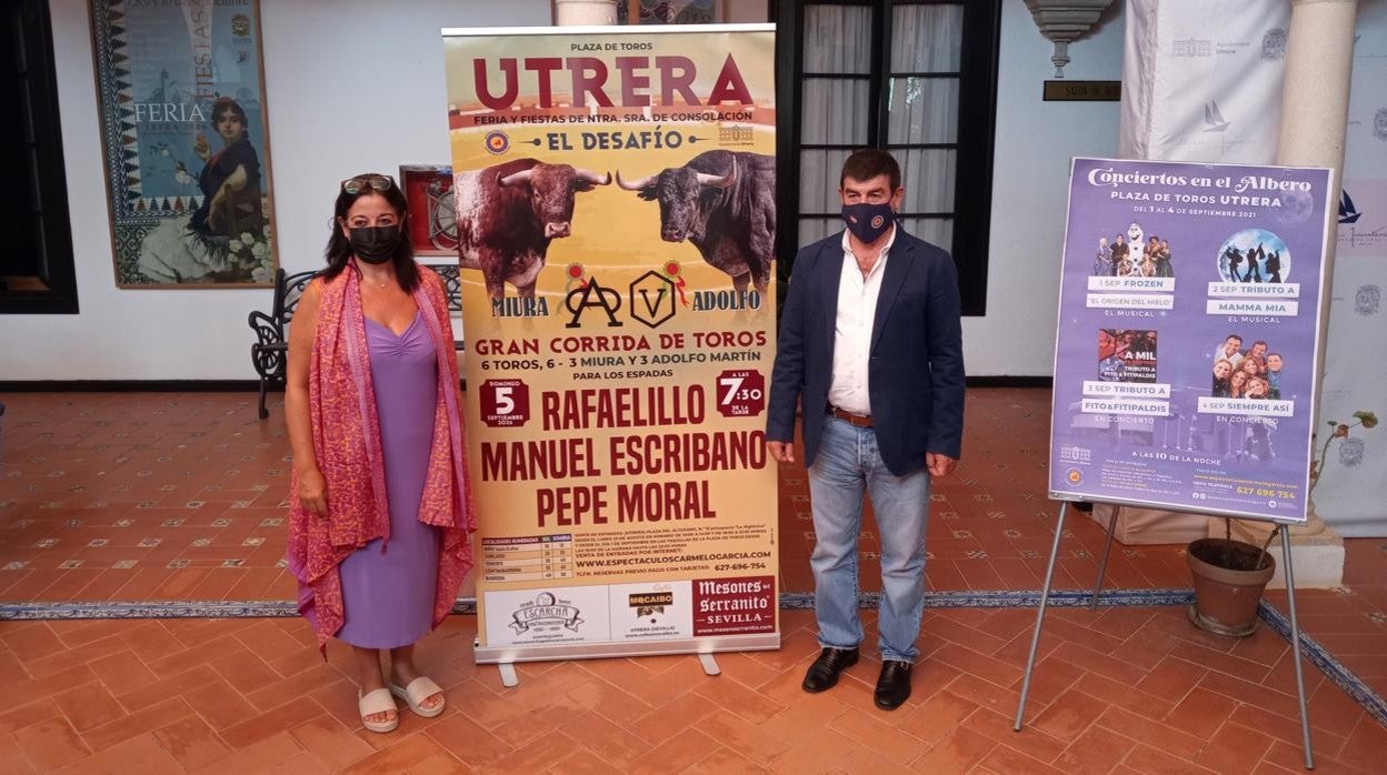 Carmen Cabra, concejala de Festejos del Ayuntamiento de Utrera y Carmelo García, empresario de la plaza