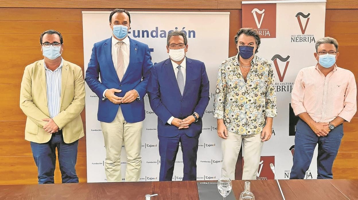 Antonio Pulido (en el centro) flanqueado por Pepe Barroso y Dorantes, es lunes en la Fundación Cajasol
