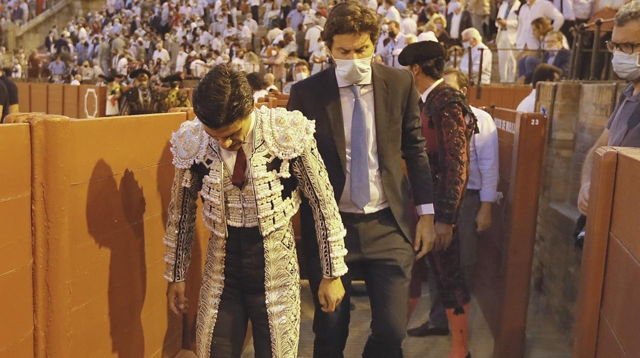 Pablo Aguado tuvo que pasar hasta en dos ocasiones por la enfermería de la Maestranza durante la corrida inaugural del pasado sábado