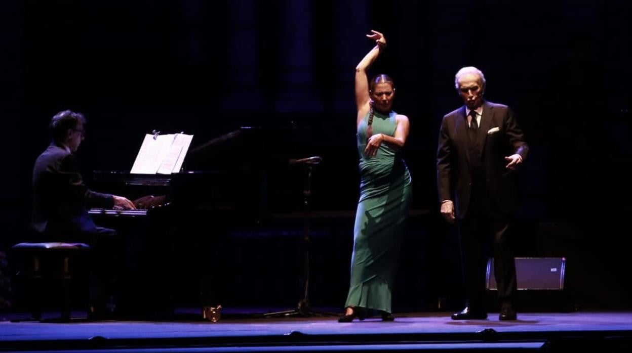 Sara Baras y José Carreras, anoche sobre el escenario del Icónica Fest Sevilla