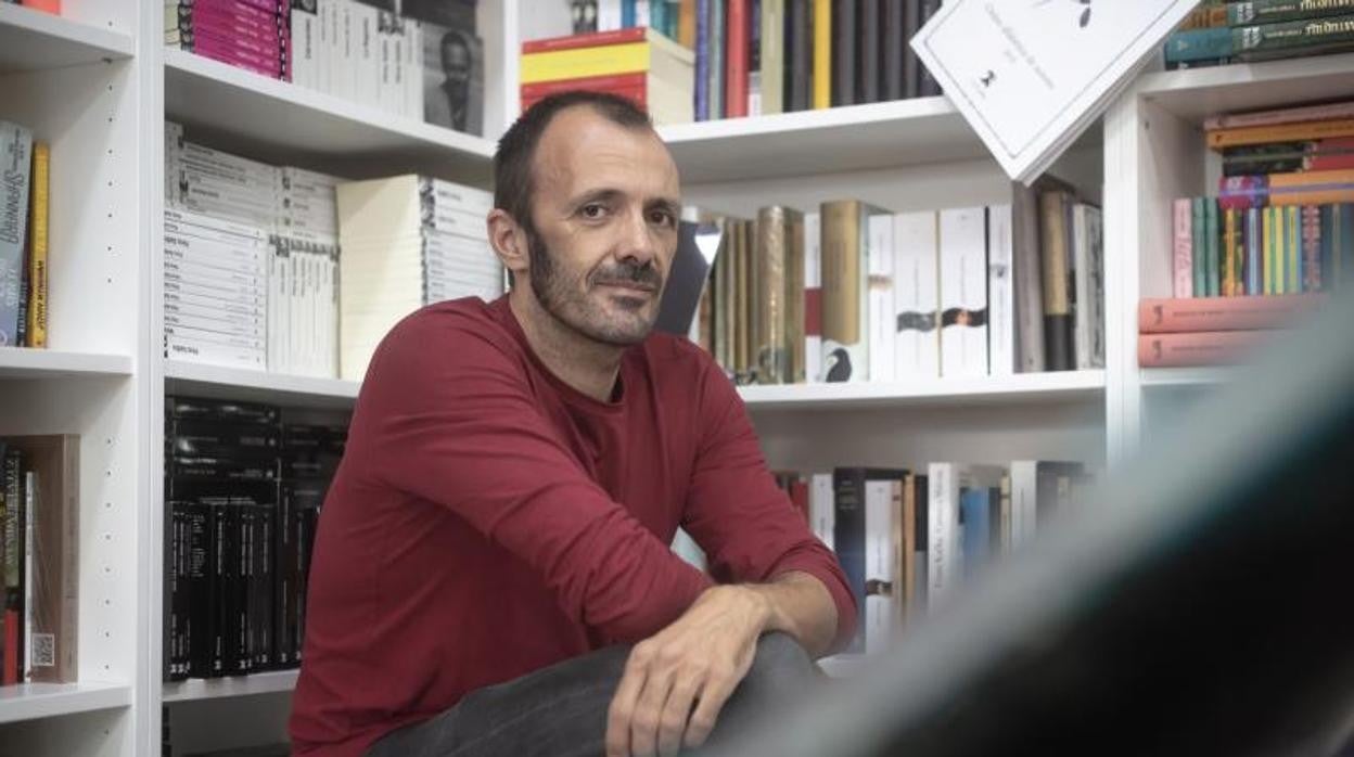 Isaac Rosa vuelve a apostar por la literatura juvenil con su novela ‘Te estaré mirando’