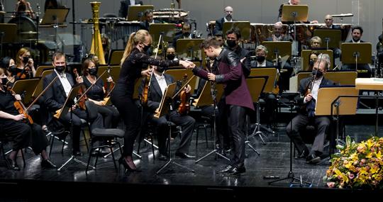 La concertino de la ROSS, Alexa Farré Brandkamp, saluda a Pabrlo Barragán
