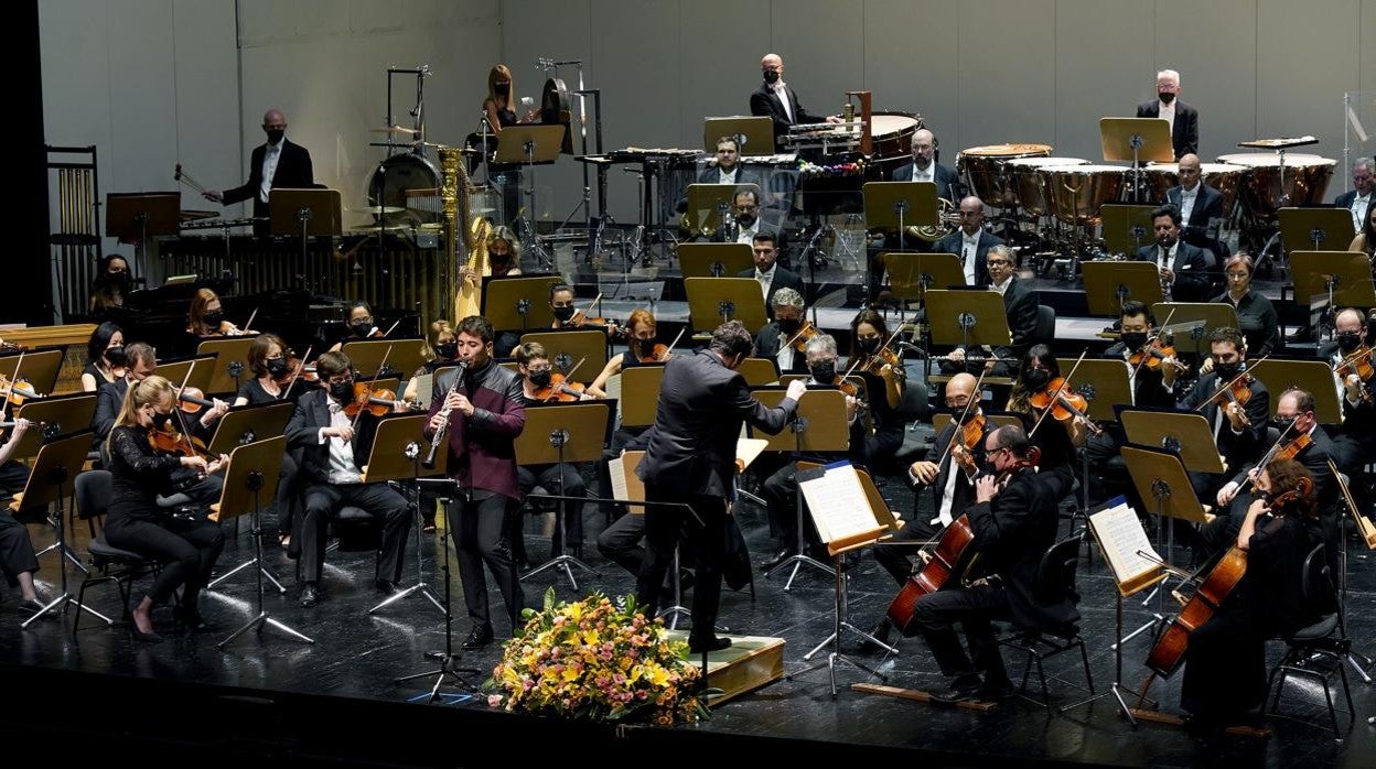 Oliver Díaz dirige a la Sinfónica de Sevilla, en presencia del clarinetista Pablo Barragán