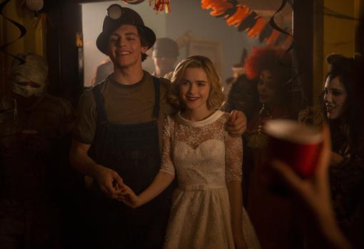 Ross Lynch y Kiernan Shipka protagonzian ‘Las escalofriantes aventuras de Sabrina’