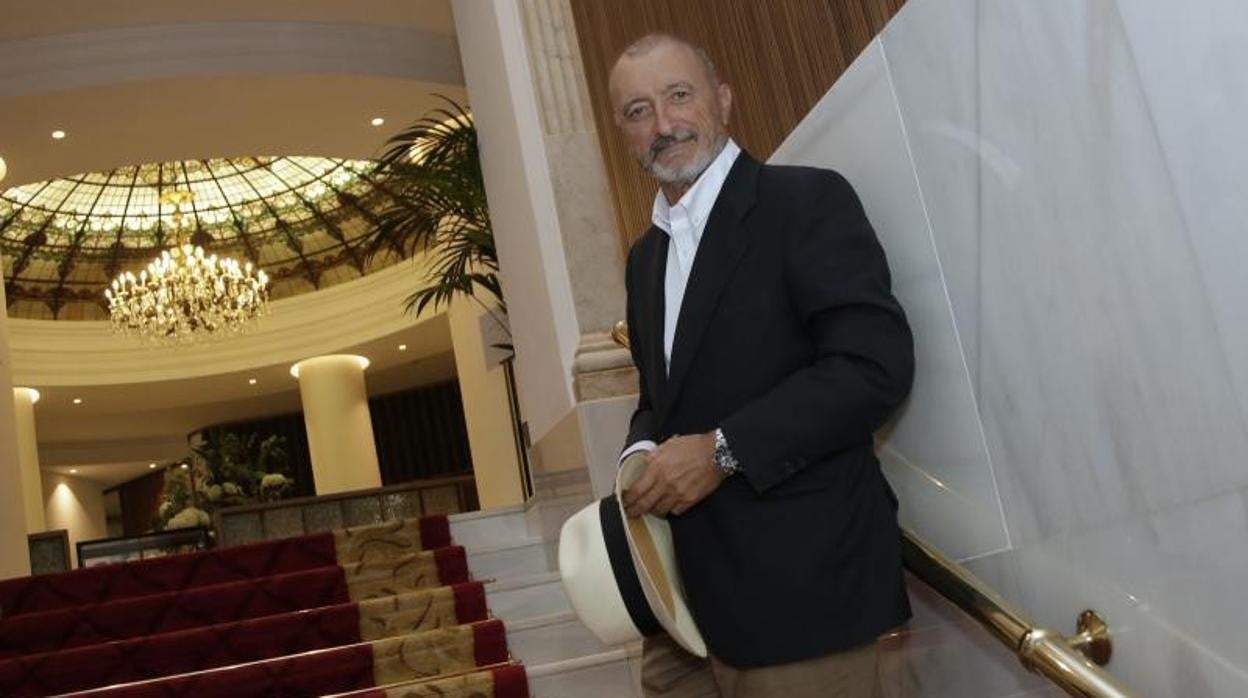 Arturo Pérez-Reverte en una imagen tomada este año en el Hotel Colón